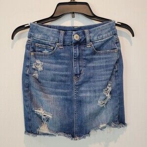 AMERICAN EAGLE AEO Size 00 Destroyed Denim Mini Jean Skirt Frayed Hem Pockets